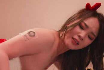 91制片厂.91PCM-010.岚可彤.极乐圣诞夜.气质美女沦为性爱玩物
