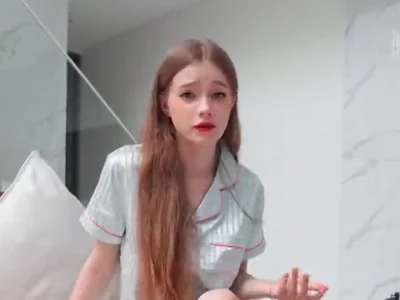 双辫子白嫩美乳粉逼朋友不在家-DianaRider