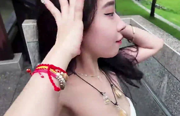 被姊妹带出门玩皮克敏她男友感觉不错趁姊妹不注意吹起来再把他带去厕所爱爱-典典肉圆妹
