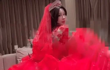 性致真好的美人新娘！穿着红纱直接骑马上棒.真等不及圆房啦