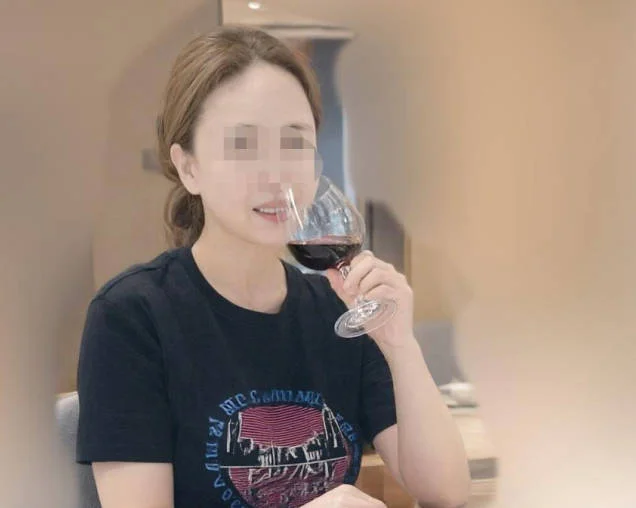 海角社区.灌醉朋友的极品气质妈妈终于操到了阿姨太美太激动屄都被我干流血了