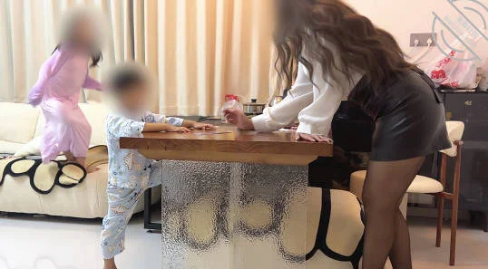 海角社区.当着弟弟妹妹把舅妈塞桌子下操四人同框带孩子泄欲工具