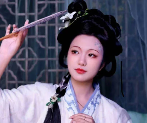 国风妹子素颜和化了妆还是有区别-深圳第一深情