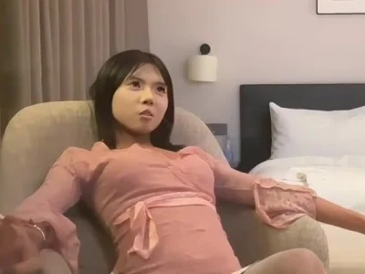 斥巨资约炮粉裙小骚妹古灵精怪又嗲又骚主动-阿童木